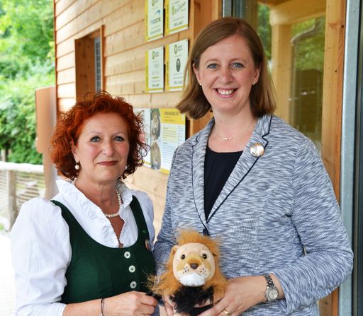  Tourismuslandesrätin Barbara Eibinger-Miedl mit Tierwelt GF Doris
Wolkner-Steinberger
