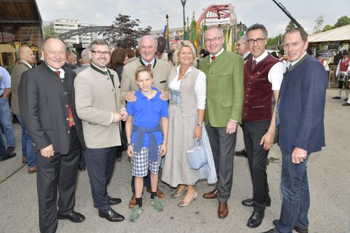  Signal für eine flächendeckende nachhaltige Landwirtschaft in
Österreich (v.l.n.r.): Nö. Bauernbundobmann Hermann Schultes,
Landesrat Ludwig Schleritzko, Landeshauptmann a.D. Erwin Pröll mit
Enkel Johannes, Landtagsabgeordnete Nö. Bauernbunddirektorin Klaudia
Tanner, LH-Stellvertreter Stephan Pernkopf, Präsident des
österreichischen Bauernbundes Georg Strasser und Präsident der
Landwirtschaftskammer Österreich Josef Moosbrugger.