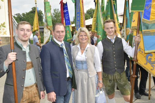 Vorschau Bild von Setzten beim Bauerntag ein Zeichen des Zusammenhalts für die
heimischen Bäuerinnen und Bauern: Präsident der
Landwirtschaftskammer Österreich Josef Moosbrugger und
Landtagsabgeordnete Nö. Bauernbunddirektorin Klaudia Tanner (Mitte)
mit den Fahnenträgern Vertrauensobmann der Akademikergruppe David
Gruber (l.) und Josef Huber (r.).