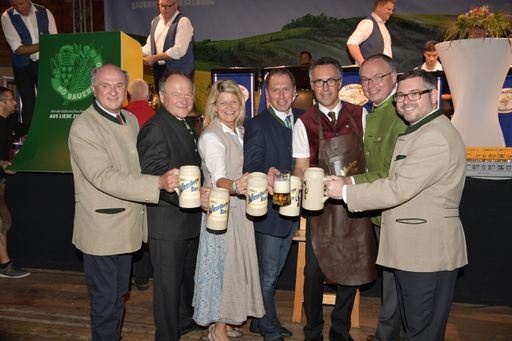 Vorschau Bild von Stießen beim gemeinsamen Bier am Bauerntag auf die Zukunft an
(v.l.n.r.): LH a.D. Pröll, Obmann Schultes, LAbg. Direktorin Tanner,
LK-Österreich-Präsident Moosbrugger, Bauernbund-Österreich-Präsident
Strasser, LH-Stellvertreter Pernkopf, Landesrat Schleritzko.