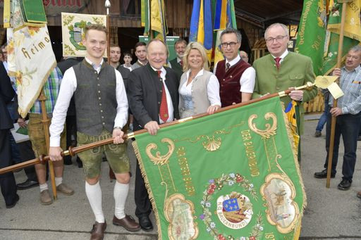 Vorschau Bild von 8. NÖ Bauerntag in Wieselburg unter dem Motto „Harte Zeiten –
volle Kraft“ (v.l.n.r.): Fahnenträger Josef Huber, Nö.
Bauernbundobmann Hermann Schultes, LAbg. Direktorin Klaudia Tanner,
Präsident des österreichischen Bauernbundes Georg Strasser und
LH-Stellvertreter Stephan Pernkopf.