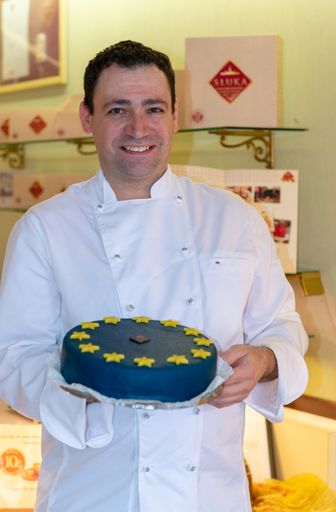 Vorschau Bild von Backstubenleiter Martin Liftenegger präsentiert die
Europatorte der Conditorei Sluka