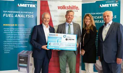  Werner Mueller-Veith (Z), von AMETEK Grabner
Instruments übergibt den Spende an Otto Knapp (L), Silvia
Zechmeister und Rudolf Hunderstorfer (R), von Volkshilfe Wien.