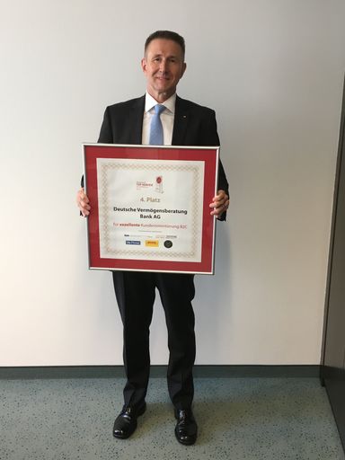 Harald Pankowski, Mitglied des Vorstands der Deutsche
Vermögensberatung Bank AG, freut sich über die TOP
Service-Auszeichnung. (Bild: DVAG). Weiterer Text über ots und
www.presseportal.de/nr/131212 / Die Verwendung dieses Bildes ist für
redaktionelle Zwecke honorarfrei. Veröffentlichung bitte unter
Quellenangabe: "obs/Deutsche Vermögensberatung Bank AG/DVAG"