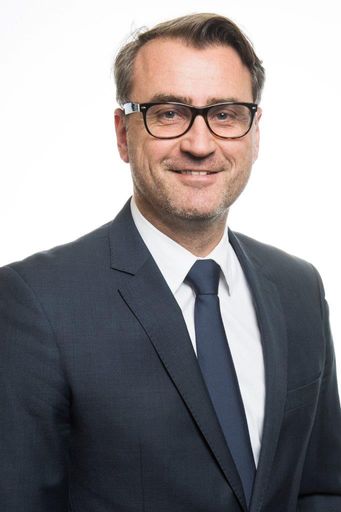 Vorschau Bild von Neu in die Geschäftsführung wurde Meinhard Friedl
berufen. Der gebürtige Steirer ist 47 Jahre alt und bereits seit
2016 als CFO für die Finanzen von Rosenberger zuständig.