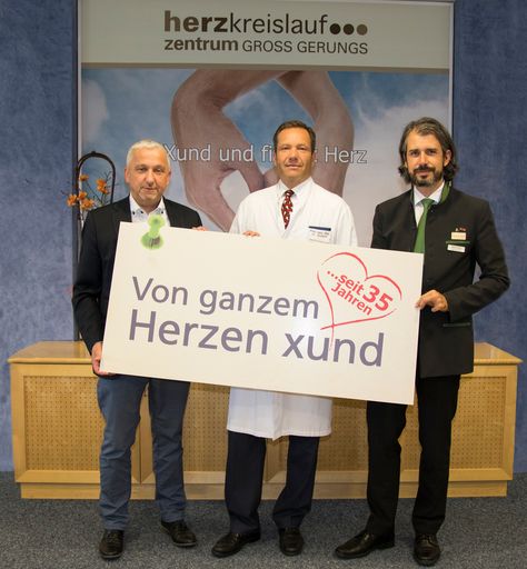 Der Geschäftsführer Fritz Weber, der ärztliche
Leiter Primarius Univ.-Doz. Dr. Sebastian Globits und der
Pflegedienstleiter Jürgen Friedl, MSC präsentieren das
Jubiläums-Motto.