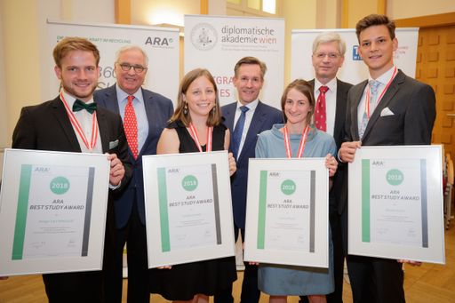  Prof. Dr. Hans Puxbaum, Prof. Dr. Christoph Scharff
und Prof. Dr. Gerhard Loibl LL.B. mit den ARA Best Study Award
Gewinnern Ansgar Fellendorf, Christina Kauer, Justina Rauch und
Nikolas Simon