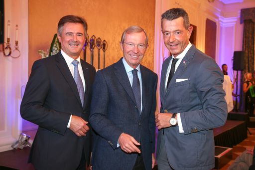 Generaldirektor Mag. Dr. Günther Reibersdorfer,
Landeshauptmann Dr. Wilfried Haslauer und Michael Kretz, GF der
Bezirksblätter Salzburg beim Regionalitätspreis 2017.