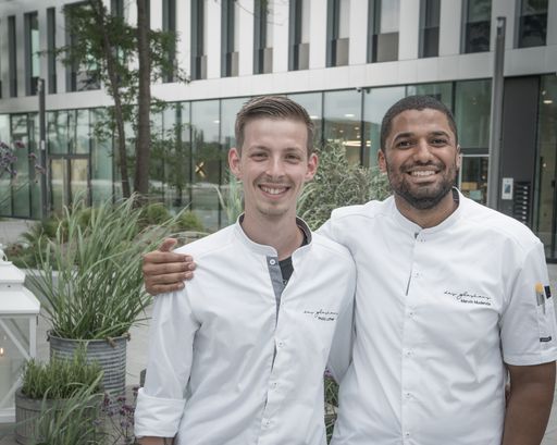 Vorschau Bild von Phillip Luther & Marvin Mudenda (vlnr) -
Küchenchefs DAS GLASHAUS