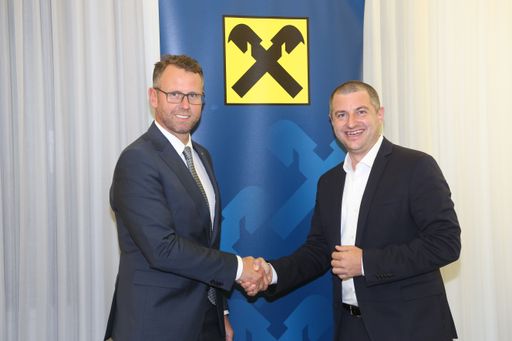 Vorschau Bild von Vertragsabschluss zwischen der Raiffeisenlandesbank
Oberösterreich und der Blue Code International AG