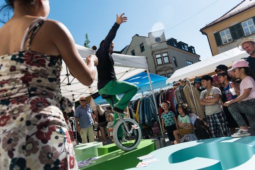  Artistic residency in Open Space Innsbruck, Austria
- Final Event. Tänzer von OffTanz Tirol bespielen das Kunstwerk von
Ninutsa Shatberashvili am Wiltenr Platzl http://magiccarpets.eu/
www.openspace-innsbruck.com