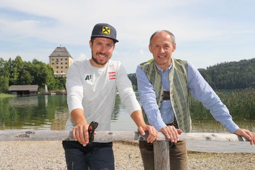 Medientag mit Marcel Hirscher in der
Schlossfischerei des Schloss Fuschl im SalzburgerLand. Im Bild der
Salzburger Doppelolympiasieger und siebenfache Gesamtweltcup-Sieger
Marcel Hirscher mit Leo Bauernberger (GF SalzburgerLand Tourismus).