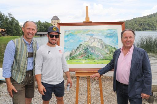 Vorschau Bild von Medientag mit Marcel Hirscher in der
Schlossfischerei des Schloss Fuschl. Im Bild der Salzburger
Doppelolympiasieger und siebenfache Gesamtweltcup-Sieger Marcel
Hirscher mit dem Salzburger Maler und Bildhauer Hans Weyringer und
Leo Bauernberger (GF SalzburgerLand Tourismus).