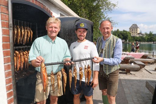 Vorschau Bild von Medientag mit Marcel Hirscher in der
Schlossfischerei des Schloss Fuschl im SalzburgerLand. Im Bild der
Salzburger Doppelolympiasieger und siebenfache Gesamtweltcup-Sieger
Marcel Hirscher mit Fischereimeister Gerhard Langmaier und Leo
Bauernberger (GF SalzburgerLand Tourismus).