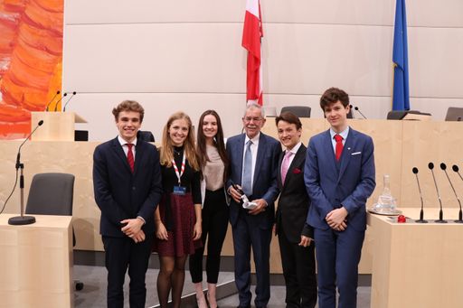 Vorschau Bild von Das Präsidium der Konferenz v.l.: Simon Becke, Anja
Weinberger, Saskia Bergmann, Bundespräsident Alexander Van der
Bellen, Julius Lajtha, Alexander Buchinger