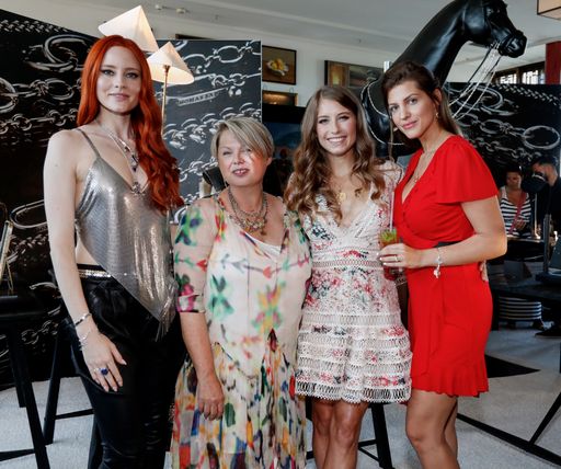 Präsentation der neuen THOMAS SABO Herbst/Winter-Kollektion 2018
im China Club Berlin. Im Bild (v.l.n.r.): Barbara Meier, THOMAS SABO
Creative Director Susanne Kölbli, Cathy Hummels und Sarah Harrison /
Weiterer Text über ots und www.presseportal.de/nr/78321 / Die
Verwendung dieses Bildes ist für redaktionelle Zwecke honorarfrei.
Veröffentlichung bitte unter Quellenangabe: "obs/THOMAS SABO GmbH &
Co.KG/Thomas Sabo"