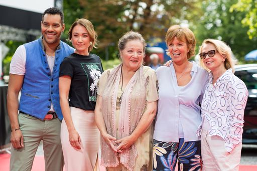 MUNICH, GERMANY - JULY 04: Michael Klammer (L-R), Lisa Maria
Potthoff, Marianne Saegebrecht, Ulrike Kriener and Gisela
Schneeberger attend the premiere of the movie 'Bier Royal' (Beer
Royal) as part of the Munich Film Festival 2018 at Gasteig on July
4, 2018 in Munich, Germany. (Photo by Lennart Preiss/Getty Images
for Constantin) / Weiterer Text über ots und
www.presseportal.de/nr/126258 / Die Verwendung dieses Bildes ist für
redaktionelle Zwecke honorarfrei. Veröffentlichung bitte unter
Quellenangabe: "obs/Constantin Television/Lennart Preiss"