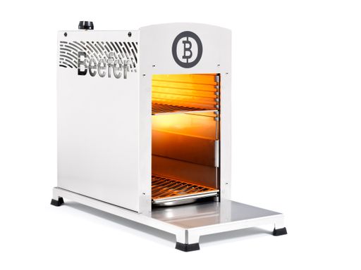 Mehr als 800 Grad Oberhitze schafft der original
„Beefer One Pro“ - etwa doppelt so viel wie ein herkömmlicher Grill.
Das Ergebnis ist das „perfekte Steak“ (O-Ton von Starkoch Tim
Mälzer): außen einzigartige Röstaromen, innen saftig-zart. Aber auch
Fisch, Meeresfrüchte, Gemüse und Desserts veredelt der Beefer
original in Sekundenschnelle mit einer feinen Gourmet-Kruste. Mehr
Infos unter: www.beefer.de