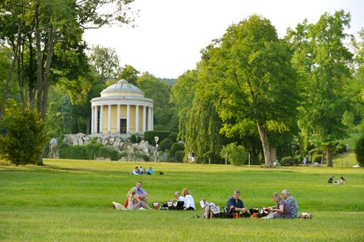 Vorschau Bild von Picknick im Schlosspark beim Schloss Esterházy.