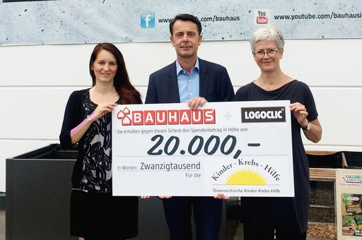 BAUHAUS Geschäftsführer Heinz Reithner übergibt den Spendenscheck
an die Österreichische-Kinder-Krebs-Hilfe