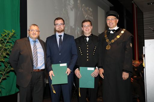 Bild (v.l.n.r.): DI Dr. Werner Baumann (LUKOIL
Lubricants Europe), Daniel Eisengschirr, Benjamin Ulrich,
Univ.-Prof. Dipl.-Ing. Dr.techn. Dr.h.c. Wilfried Eichlseder (Rektor
der Montanuniversität Leoben)