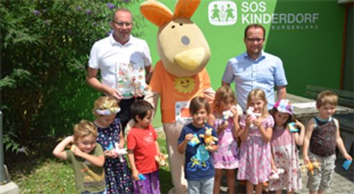 Der 2. Family Run am 23. Juni 2018 in der
Sonnentherme Lutzmannsburg war nicht nur in sportlicher Hinsicht
wieder ein voller Erfolg, sondern stand auch – wie im Vorjahr –
unter dem Motto „Laufen & Helfen“. Pro gelaufenen Kilometer der
insgesamt 170 Teilnehmer gingen wieder € 1,- des Startgeldes an das
SOS Kinderdorf in Pinkafeld.