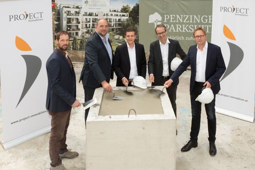 Von links nach: Der Baustart wurde offiziell
untermauert durch die Herren Bmstr. Dipl. Ing. (FH) Martin Ullrich
(Niederlassungsleiter Kollitsch-Bau GmbH), Mag. Markus Brandl
(Geschäftsführer PROJECT Immobilien Wien), MScRE, MSc. Michael
Seeberger (Vorstand PROJECT Immobilien Wien), Arch. DI, MSc. Thomas
Hayde (Eigentümer HD Architekten ZT GmbH) und Arch.DI Peter Herzog
(Architekt HD Architekten ZT GmbH).
