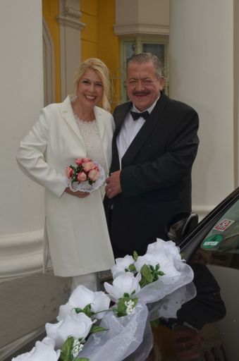 Hochzeitsfoto Joseph und Bettina Hannesschläger. Weiterer Text
über ots und www.presseportal.de/nr/131323 / Die Verwendung dieses
Bildes ist für redaktionelle Zwecke honorarfrei. Veröffentlichung
bitte unter Quellenangabe: "obs/FREIZEIT REVUE/Barbara Volker"