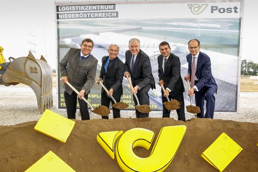 (v.l.): Michael Oberschil, Bürgermeister von Hagenbrunn, Georg
Pölzl, Generaldirektor Österreichische Post AG, Martin Eichtinger,
Landesrat in der Niederösterreichischen Landesregierung, Peter
Umundum, Vorstand Paket & Logistik Österreichische Post AG und
Walter Oblin, Finanzvorstand Österreichische Post AG
