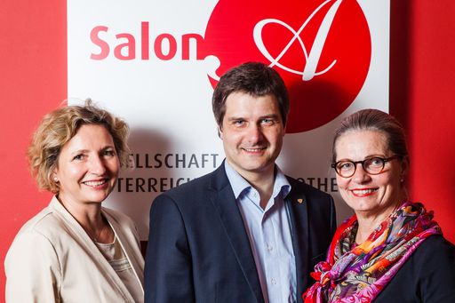  Mag. Martin Schaffenrath, Vors.-Stv. des
Verbandsvorstandes im Hauptverband der österreichischen
Sozialversicherungsträger mit den Salon A-Obfrauen Mag. pharm.
Dr. Ulrike Mursch-Edlmayr und Mag. pharm. Corinna Prinz-Stremitzer