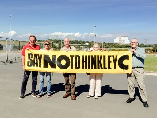  LR Rudi Anschober (links) mit VertreterInnen der
britischen NGO "Stop Hinkley" bei einem Lokalaugenschein in Hinkley
Point im Sommer 2016