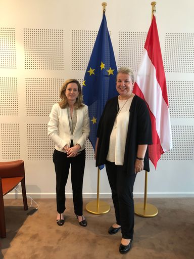 Vorschau Bild von Sozialministerin BeateHartinger-Klein im Gespräch
mit MEP Soledad Cabezon-Ruiz (Spanien)