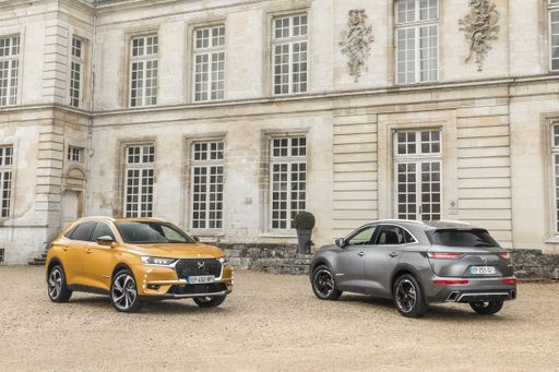 DS 7 Crossback Opera (links) und Performance Line
(rechts)