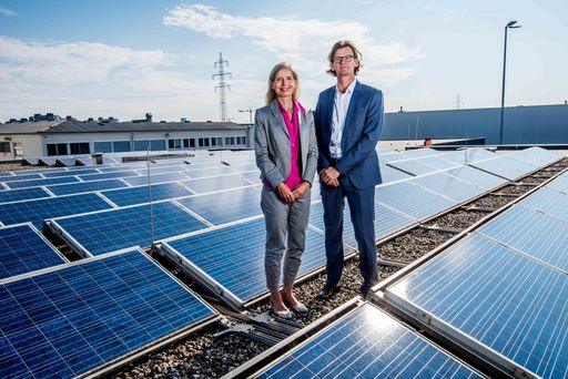  v.l.n.r.: Tanja Dietrich-Hübner (Leitung Stabstelle
Nachhaltigkeit REWE International AG) und Peter Breuss (Leiter
technische Abteilung REWE International AG) auf dem Dach mit
Photovoltaikanlage der BILLA Filiale Perfektastraße