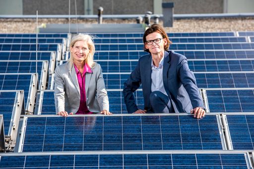 Vorschau Bild von v.l.n.r.: Tanja Dietrich-Hübner (Leitung Stabstelle
Nachhaltigkeit REWE International AG) und Peter Breuss (Leiter
technische Abteilung REWE International AG) auf dem Dach mit
Photovoltaikanlage der BILLA Filiale Perfektastraße