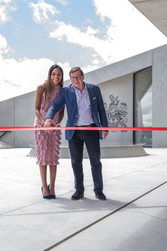 Vorschau Bild von Feierlicher Moment zum Start von 007 ELEMENTS am Gipfel des
Gaislachkogls. „Miss Moneypenny“-Darstellerin Naomie Harris
durchschnitt zusammen mit Jakob Falkner, Geschäftsführer der
Bergbahnen Sölden, das rote Band zur Eröffnung.