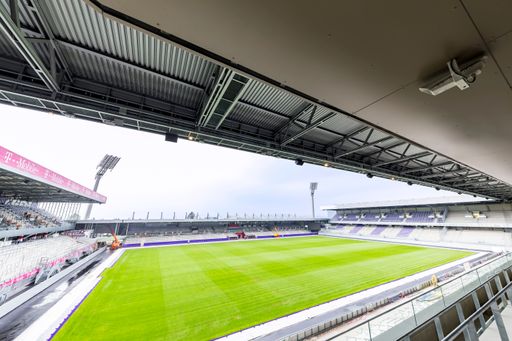 Beeindruckender Blick in die neue Generali-Arena:
17.500 Zuschauer fasst die neue Heimat des FK Austria Wien –
spezielle Areas für Familien, Fans, Medien und VIPs u.v.m. machen
den Stadionbesuch für alle Besucher attraktiver als je zuvor.