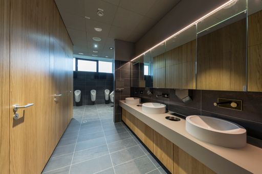 Vorschau Bild von Ausreichend Keramag WCs, Urinale und Waschtische
garantieren, dass die Fans rasch wieder an ihre Plätze gelangen
können – eingebaute Screens an den Wänden und in den Spiegelflächen
informieren aber auch im Sanitärbereich über den aktuellen
Spielstand.