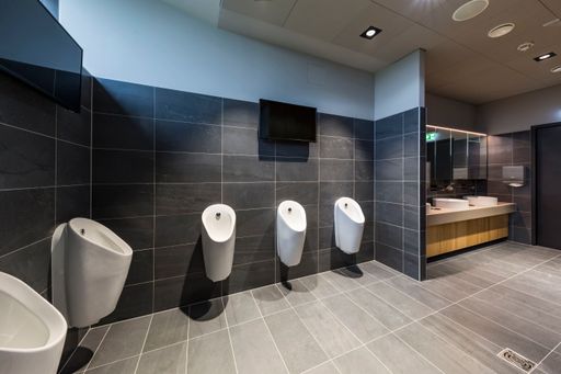 Vorschau Bild von Ausreichend Keramag WCs, Urinale und Waschtische
garantieren, dass die Fans rasch wieder an ihre Plätze gelangen
können – eingebaute Screens an den Wänden und in den Spiegelflächen
informieren aber auch im Sanitärbereich über den aktuellen
Spielstand.