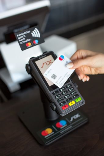 Zahlungsterminal für bargeldlose Zahlungen mit SIX
und Mastercard in der Generali-Arena des FK Austria Wien.