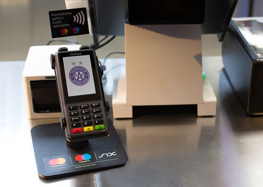 Vorschau Bild von Zahlungsterminal für bargeldlose Zahlungen mit SIX
und Mastercard in der Generali-Arena des FK Austria Wien.