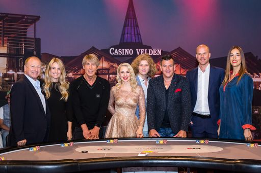Vorschau Bild von Die prominenten Kartenspieler sind: Witzbold Harry
Prünster, Snowboard-Goldmedaillen-Gewinnerin Anna Gasser,
VIP-Experte Dominic Heinzl, Moderatorin Silvia Schneider, Musiker
Thorsteinn Einarsson, Volksmusikstar Marc Pircher,
Ex-Profi-Fußballer Johnny Ertl und Kabarettistin Nina Hartmann.