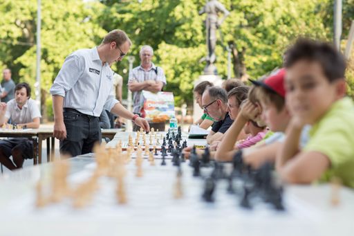 Österreichs bester Schachspieler Markus Ragger
(links) im Einsatz.