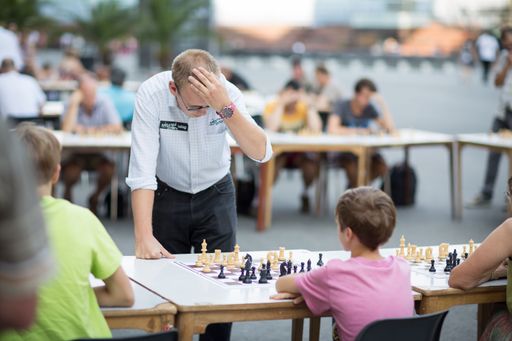 Vorschau Bild von Österreichs bester Schachspieler Markus Ragger
(links) im Duell mit einem Nachwuchsspieler.
