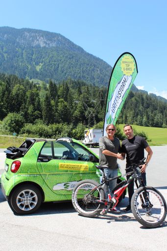  Martin Ager, Greenstorm, konnte Superbotschafter
Hubsi Trenkwalder diese Woche sein E-Fatbike übergeben, womit er
seine Challenge: "Bei mir ist nur das Bike fat" in Angriff nimmt.