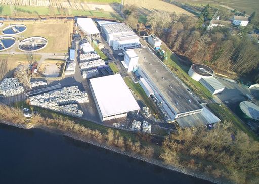 Österreichs größter Polyethylen-Recycler Ecoplast
investiert zehn Millionen Euro am Standort Wildon und fordert ein
Bekenntnis von Industrie, Handel und Politik: Kunststoffverpackungen
sollen in fünf Jahren zu mindestens einem Drittel aus rezykliertem
Material bestehen. Mit der Übernahme durch die Borealis AG werden
wichtige Schritte in Richtung Erweiterung der Märkte und
technologische Weiterentwicklung des Recyclings getätigt.