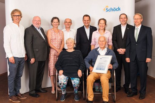 Der stellvertretende Geschäftsführer der IHK
Karlsruhe Gert Adler (rechts) gratulierte bei der Hauptversammlung
zu 25 Jahren Schöck AG. Er überreichte die Jubiläumsurkunde an den
Firmengründer Eberhard Schöck mit seiner Frau Sabine (Mitte) im
Beisein von Familie, Vorstand sowie dem Vorsitzenden des
Aufsichtsrats.