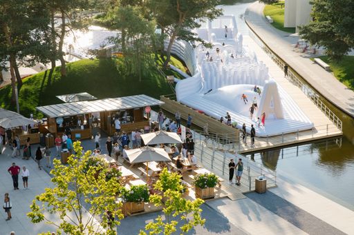 Vorschau Bild von Die Autostadt verwandelt sich beim Sommerfestival in eine
einzigartige Erlebnislandschaft - dazu gehört unter anderem Europas
größter, mobiler Inflatable-Spielplatz für Kinder zwischen 4 und 12
Jahren. Weiterer Text über ots und www.presseportal.de/nr/19185 /
Die Verwendung dieses Bildes ist für redaktionelle Zwecke
honorarfrei. Veröffentlichung bitte unter Quellenangabe:
"obs/Autostadt GmbH/Anja Weber"