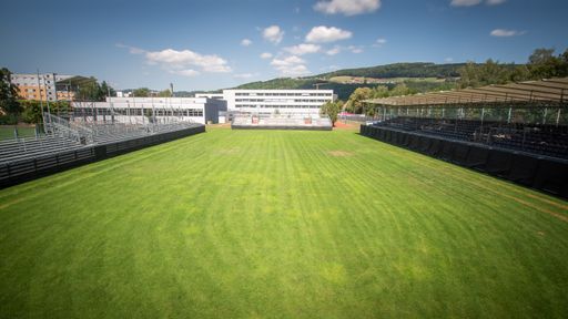 Vorschau Bild von Fünf Tage lang wurde die Arena von freiwilligen
Helfern aufgebaut. Insgesamt finden 2.300 Fans am Center Court
Platz.