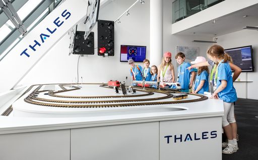 Begeisterte junge Studierende der KinderuniWien bei
Thales.
